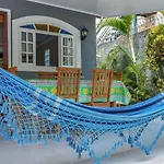 Casa Com Churrasqueira E Jardim Perto Da Praia